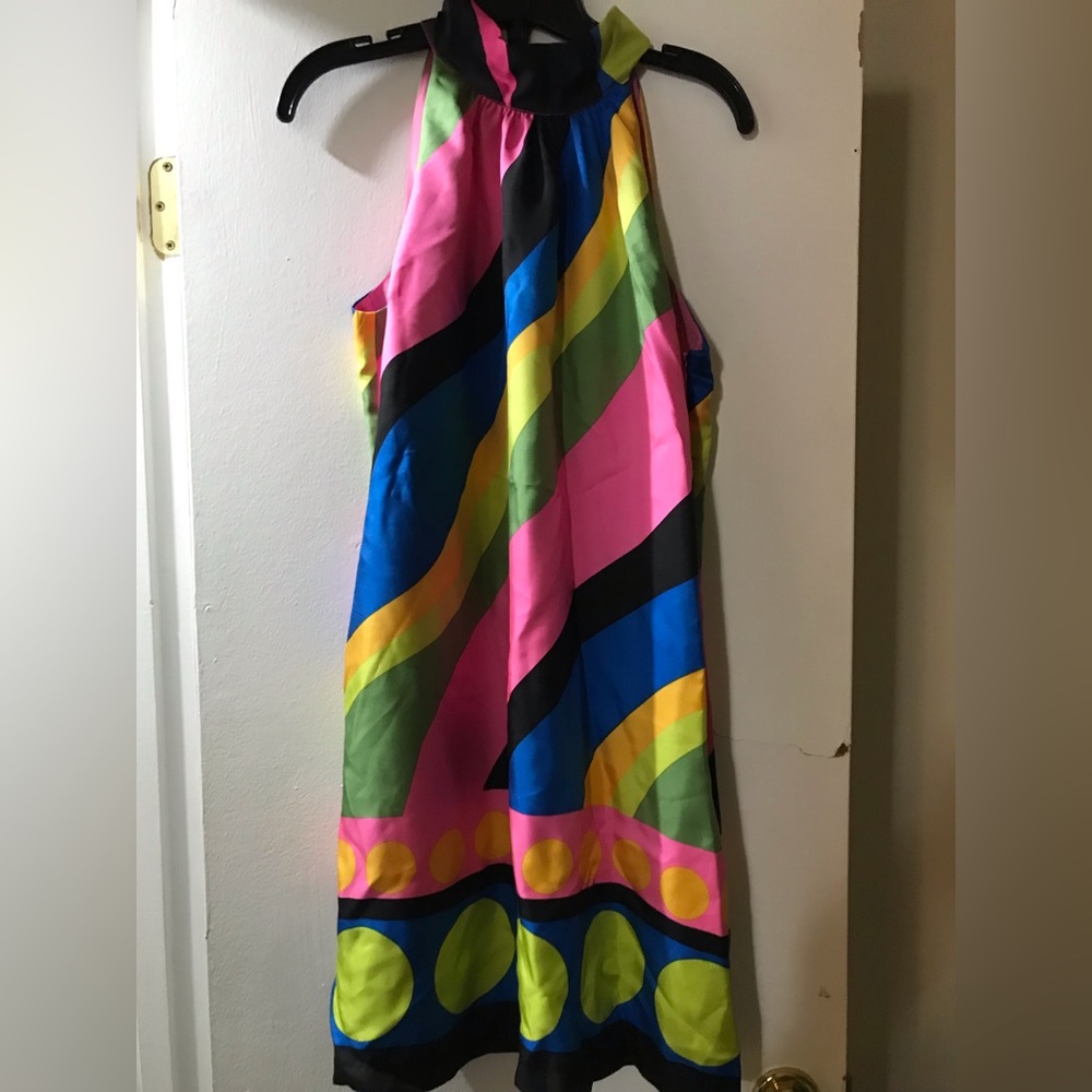 Very Beautiful MIDI Dress, with Bow Tie On the back. Sleeve less.👌